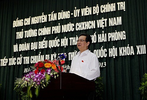 นายกรัฐมนตรีNguyễn Tấn Dũng พบปะกับผู้มีสิทธิ์เลือกตั้งเมืองท่าไฮฟอง - ảnh 1